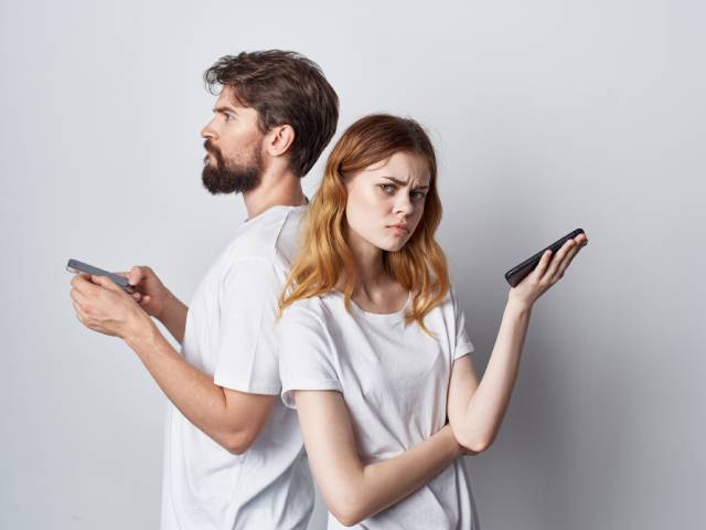 ¿Te controla a través del móvil o redes sociales?